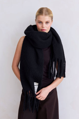 The Reykjavik Wool Scarf in Black